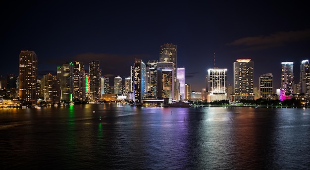 Miami-Wolkenkratzer in der Nacht, Yacht oder Boot neben der Innenstadt von Miami, Luftbild, Südstrand