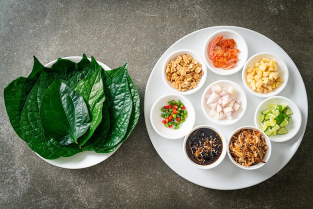 Miang kham Un aperitivo de envoltura de hoja real Es un bocadillo tradicional del sudeste asiático de Tailandia y Laos