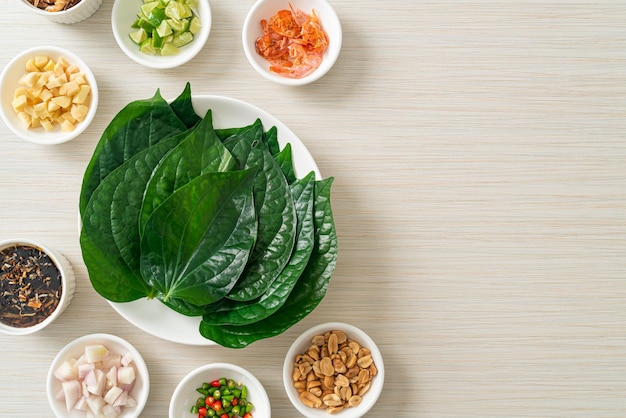 Miang kham: un aperitivo de envoltura de hoja real: es un refrigerio tradicional del sudeste asiático de Tailandia y Laos.