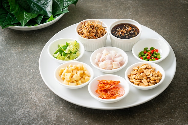 Miang kham - Un aperitivo envuelto en hojas reales - Es un aperitivo tradicional del sudeste asiático de Tailandia y Laos.