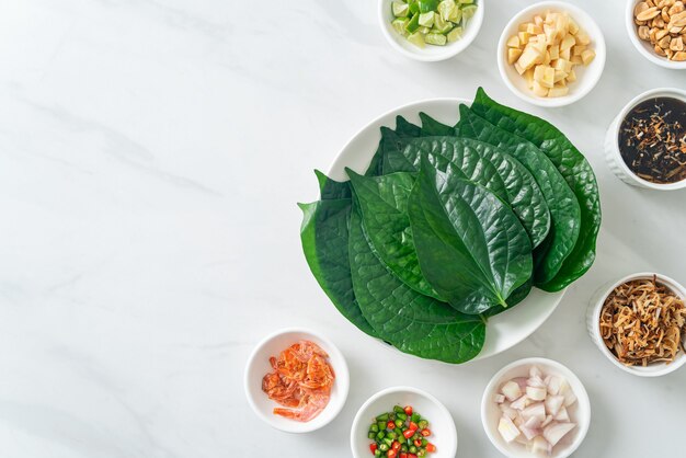 Miang kham - Un aperitivo envuelto en hojas reales - Es un aperitivo tradicional del sudeste asiático de Tailandia y Laos.