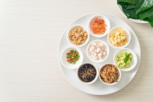 Miang kham - Un aperitivo envuelto en hojas reales - Es un aperitivo tradicional del sudeste asiático de Tailandia y Laos.