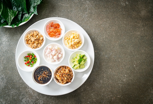 Miang kham - Eine Vorspeise mit königlichem Blattwickel - Es ist ein traditioneller südostasiatischer Snack aus Thailand und Laos.