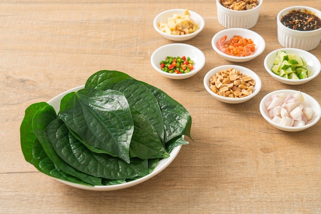 Miang kham - Eine Vorspeise mit königlichem Blattwickel - Es ist ein traditioneller südostasiatischer Snack aus Thailand und Laos.