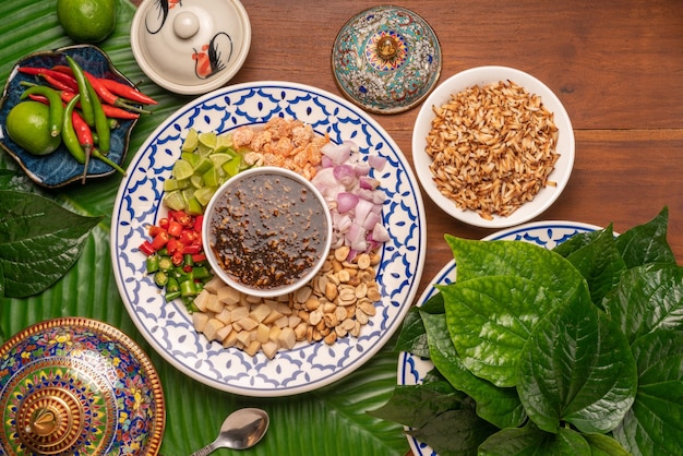 Miang Kham o hojas de betel silvestre Ingredientes de envoltura con salsa dulce Aperitivo asiático