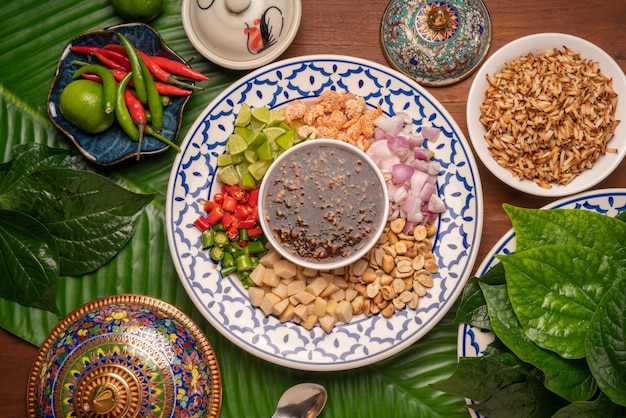 Miang Kham oder wilde Betelblätter Wrap Zutaten mit süßer Dip-Sauce Asiatische Vorspeisennahrung