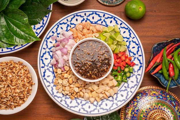 Miang Kham Ou folhas de bétele selvagem Envolva Ingredientes com molho doce de mergulho Comida asiática aperitivo