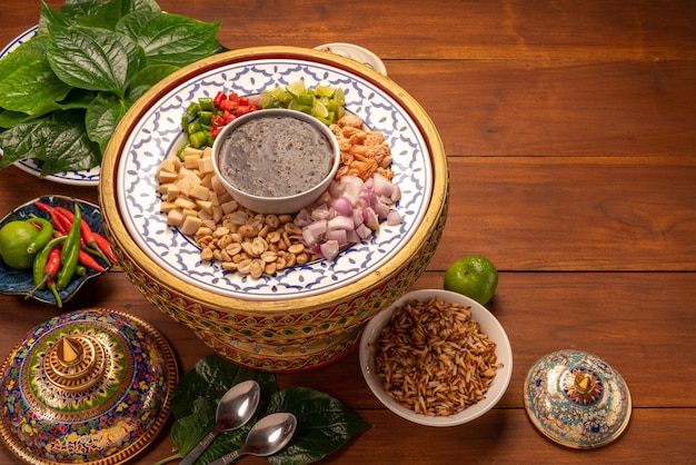 Miang kham ou folhas de bétele selvagem envolva ingredientes com molho doce de mergulho comida asiática aperitivo