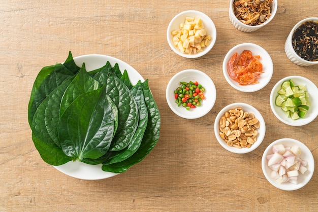 Miang kham - Um aperitivo de folha real - É um lanche tradicional do Sudeste Asiático da Tailândia e do Laos.