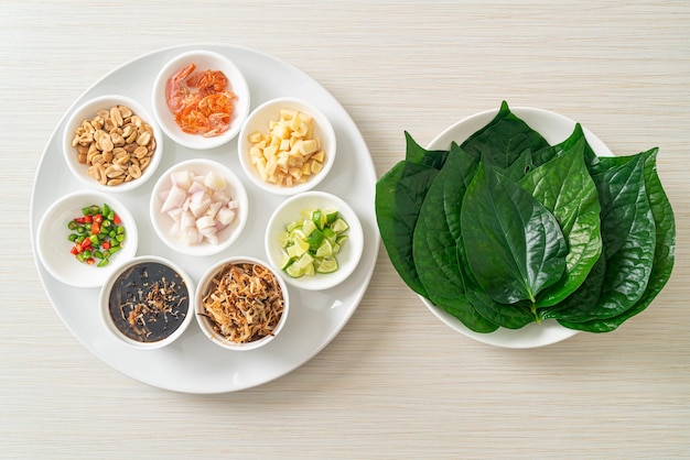 Miang kham um aperitivo de folha real