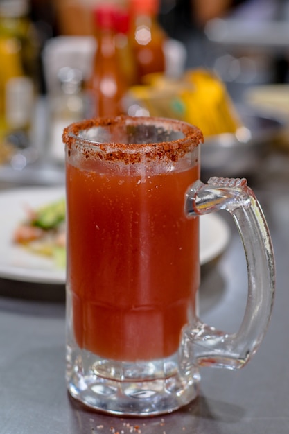 Michelada-Bier mit Clamato und Tajin nach mexikanischer Art.