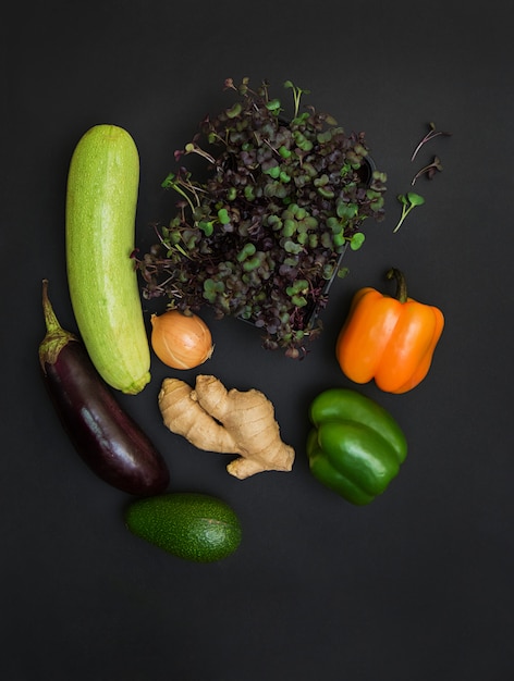 Micro brotos verdes com legumes