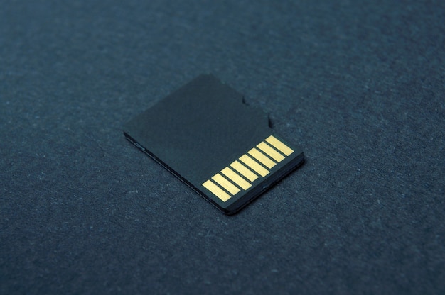 Micro-SD-Karten liegen auf schwarzem Hintergrund.