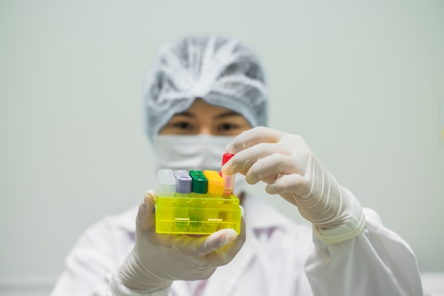 Microbiologista segurando o rack de criotubos no laboratório microbial