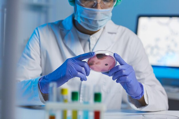 Microbiologista trabalhando em laboratório