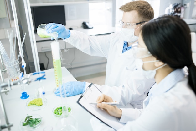Microbiologistas realizando experimento com amostra de vegetais verdes