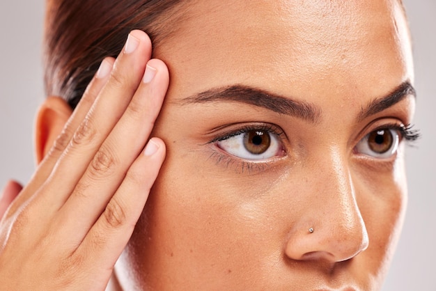 Microblading cejas y salud de la piel de una mujer negra ojos y rostro modelo con belleza Dermatología de pestañas saludables y estética del cuidado de la piel de una mujer que busca botox y cirugía plástica