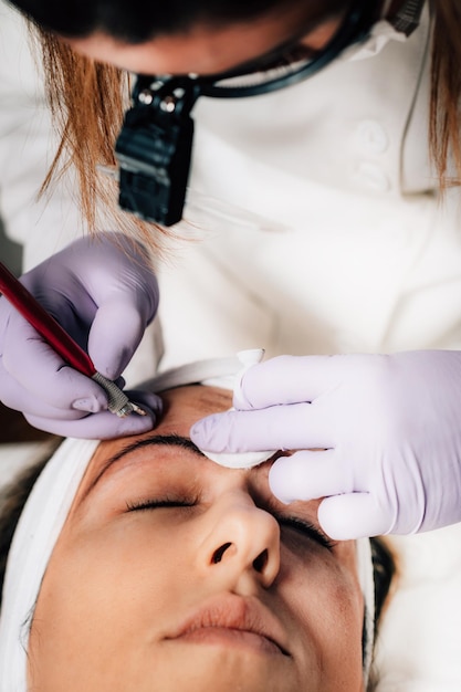 Foto microblading profesional de cejas