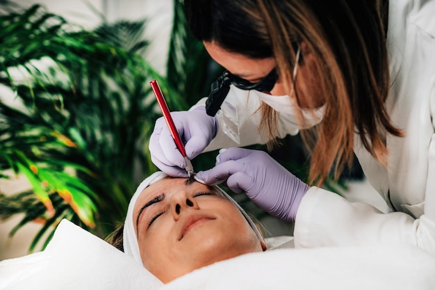 Foto microblading profesional de cejas