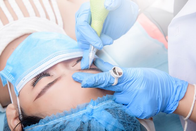 Microblading sobrancelhas fluxo de trabalho. Maquiagem permanente para sobrancelhas com tatuagem sobrancelha profissional no salão de beleza.