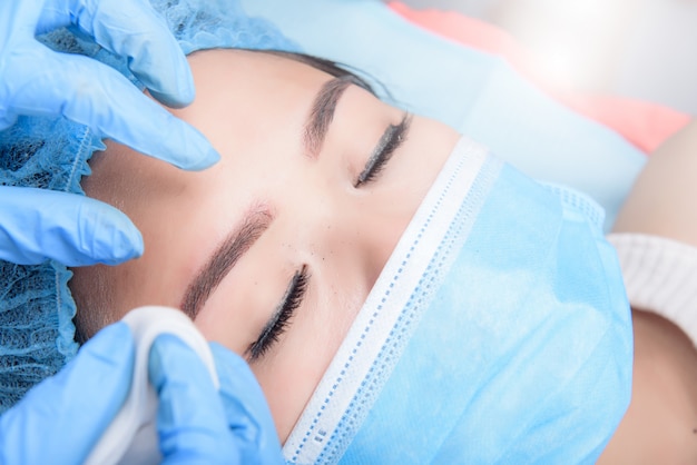 Microblading sobrancelhas fluxo de trabalho. maquiagem permanente para sobrancelhas com tatuagem sobrancelha profissional no salão de beleza.