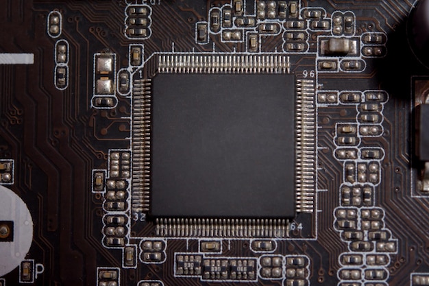 Microchip em branco em placa de circuito eletrônico