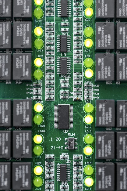 Foto microchip / microprocesador semiconductor integrado en placa de circuito verde de comp de la industria