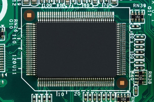 Microchip en la placa electrónica Mockup para diseño Lugar para texto Copiar espacio