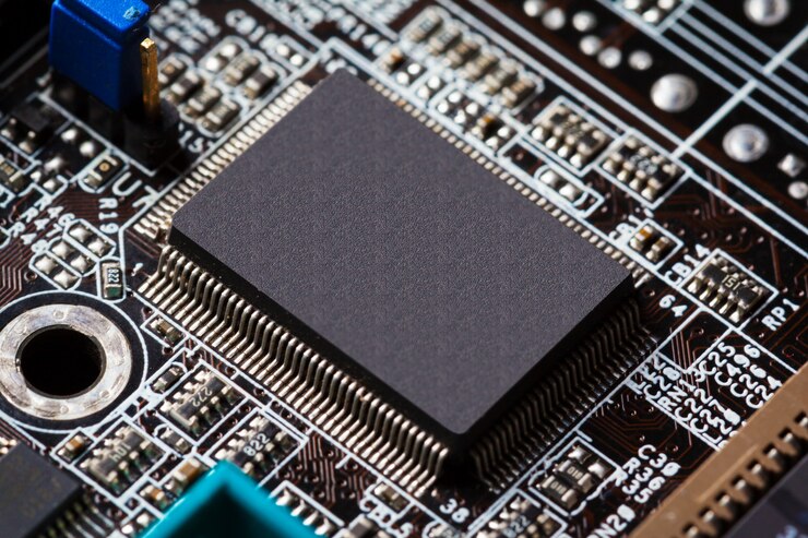 Foto microchips en una placa de circuito.