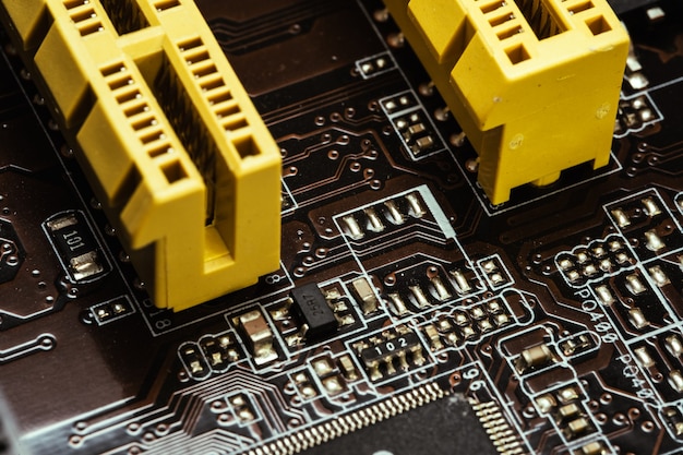 Microcircuito con pistas en la placa de circuito impreso