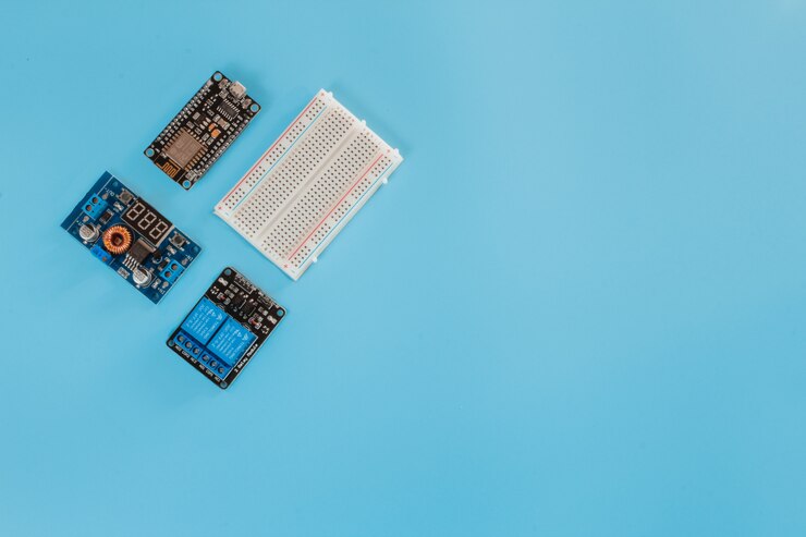 Foto microcontrolador iot nano electronic board y pcb breadboard