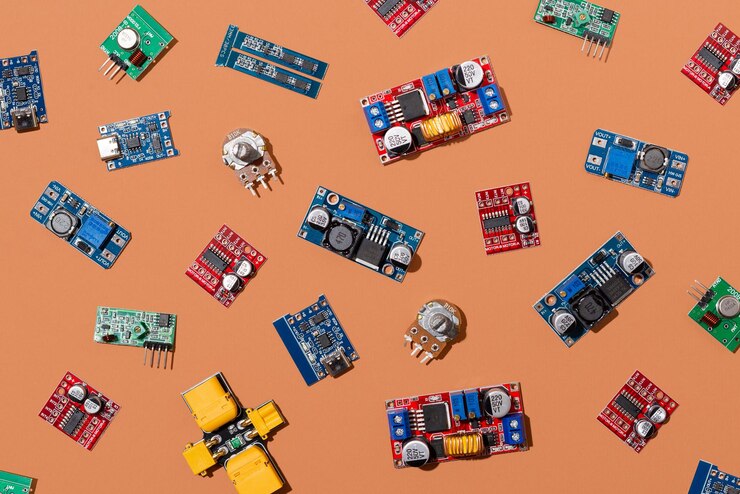 Foto microcontroladores, placas de sensores, led y módulos para el aprendizaje de los fundamentos de la electrónica