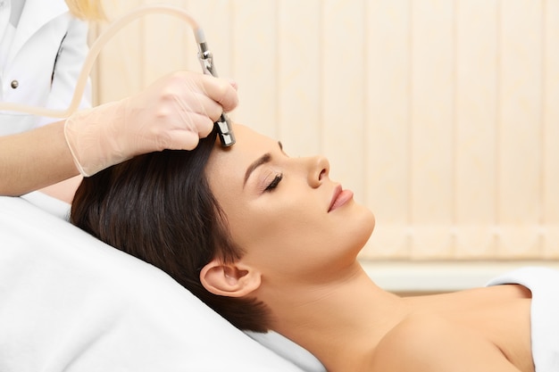 Microdermabrasion. Cosmetología.