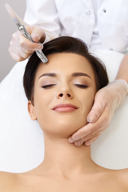 Microdermabrasion. Cosmetología.