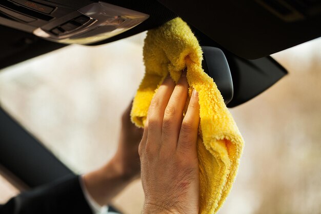 Microfibra amarela para limpar a poeira do carro