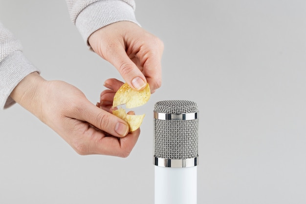 Foto microfone asmr com batata frita para som