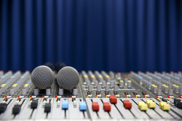 Microfone closeup e mixer de som em estúdio para gravação de som