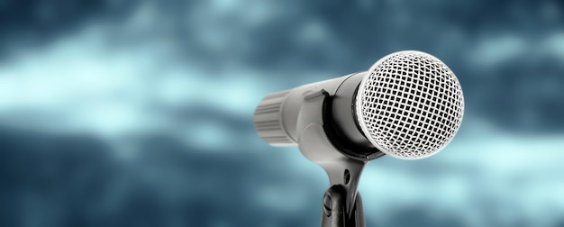 Microfone com fundo de luz de palco para conceito de desempenho de comentário de fala e falar em público
