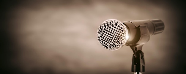 Foto microfone com luz de fundo de palco para conceito de desempenho de comentário de discurso e falar em público