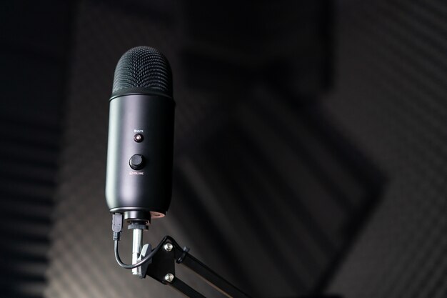 Microfone condensador de estúdio em um estúdio de gravação