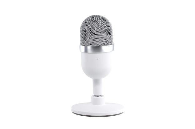 Microfone de estúdio profissional isolado em fundo branco ideal para gravação de voz de podcasting