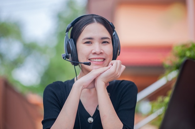 Microfone de foco as mulheres asiáticas que trabalham no serviço de call center em casa consultam o suporte, business work new normal