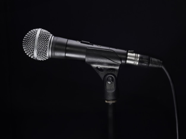 Microfone em fundo preto