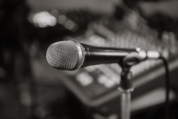 Microfone foto em preto e branco microfone no palco microfone closeup