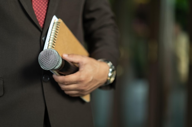 Microfone na conferência de orador do palco