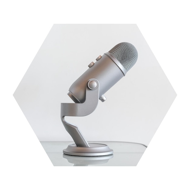 Microfone na mesa png adesivo de crachá foto de podcast em forma de hexágono fundo transparente