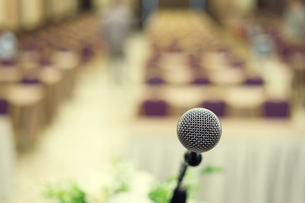 Microfone na sala de conferências ou sala de seminários