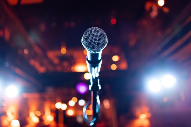 Foto microfone no palco contra o fundo do auditório