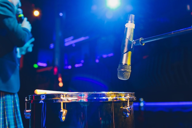 Microfone no palco contra um fundo de auditório