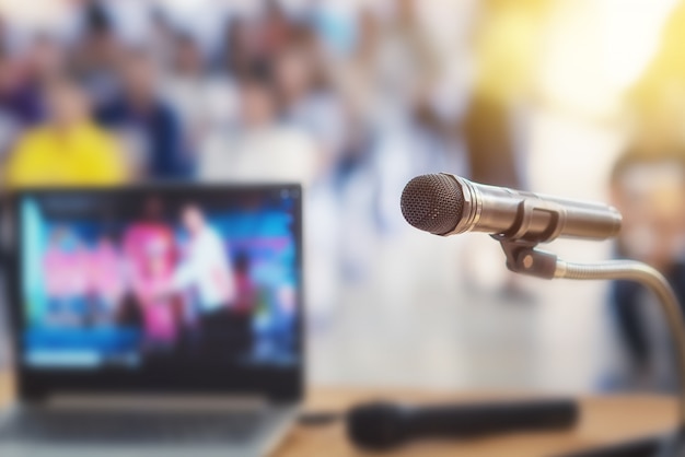 microfone no palco da reunião de pais de estudante na escola de verão ou evento